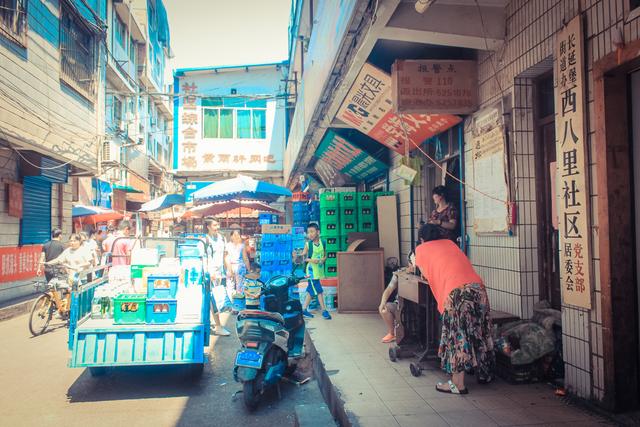 城市里的鄉(xiāng)村，西安西八里村紀實，小巷中這條標語，有些念不出口