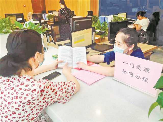 渝中區(qū)大溪溝街道公共服務(wù)中心“一門受理、協(xié)同辦理”救助服務(wù)窗口為居民提供政策咨詢?!∮浾?張莎 攝