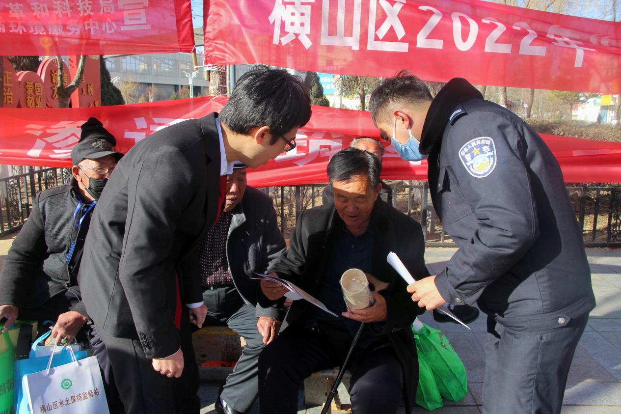 橫山法院開展“公正司法 優(yōu)化營商環(huán)境”宣傳活動