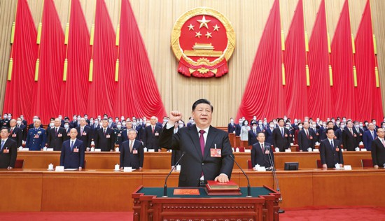 　　2023年3月10日，十四屆全國人大一次會議在北京人民大會堂舉行第三次全體會議。習近平全票當選中華人民共和國主席、中華人民共和國中央軍事委員會主席。這是習近平進行憲法宣誓。 新華社記者 鞠鵬/攝