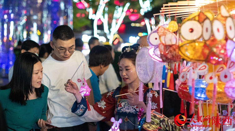 西安夜經(jīng)濟(jì)。人民網(wǎng)記者 翁奇羽攝