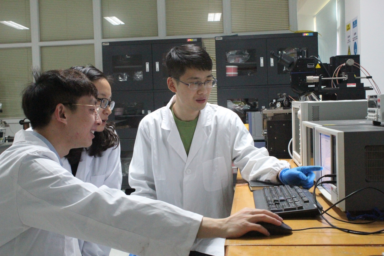 喬明與同學們在一起進行測試分析.jpg 喬明與同學們在一起進行測試分析.jpg