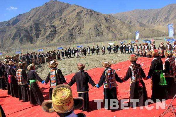 雍布拉康山腳下“鐵牛”開啟春耕“第一犁”