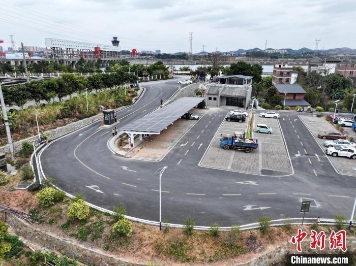 梧州市長(zhǎng)洲區(qū)泗洲島光充一體充電樁。黃金玉 攝