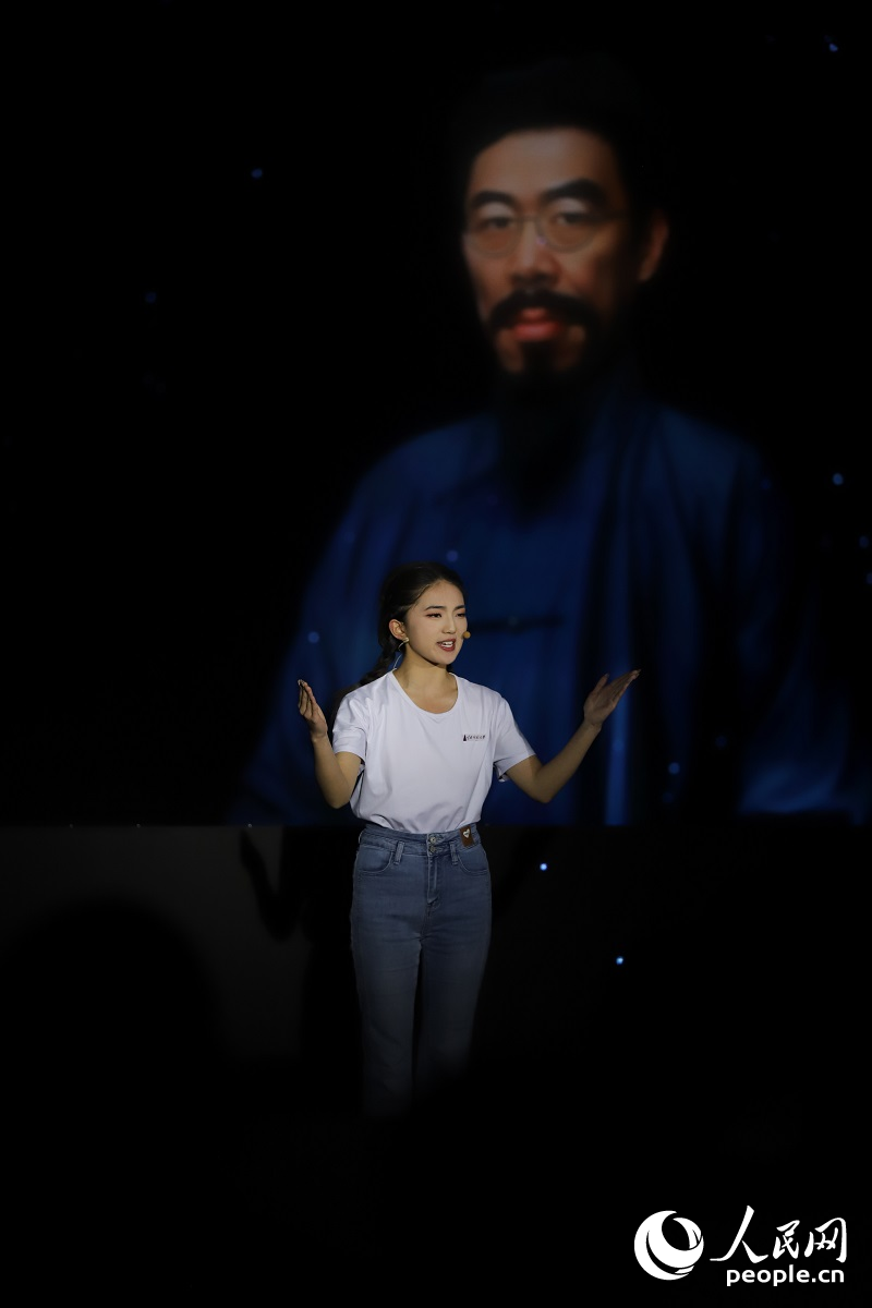 數(shù)字人“聞一多”與青年學(xué)生隔空對(duì)話(huà)。人民網(wǎng)記者 李發(fā)興攝