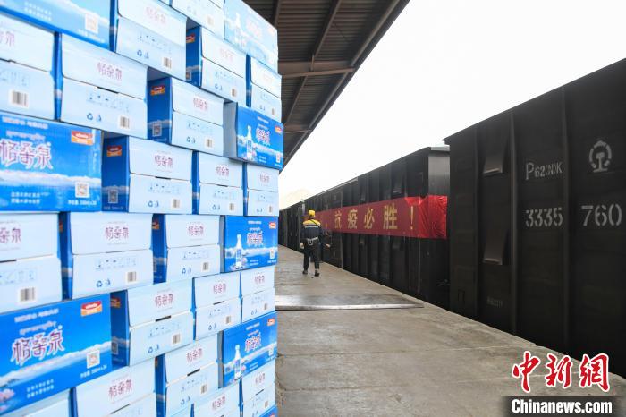 圖為抗疫生活物資。　貢嘎來松 攝