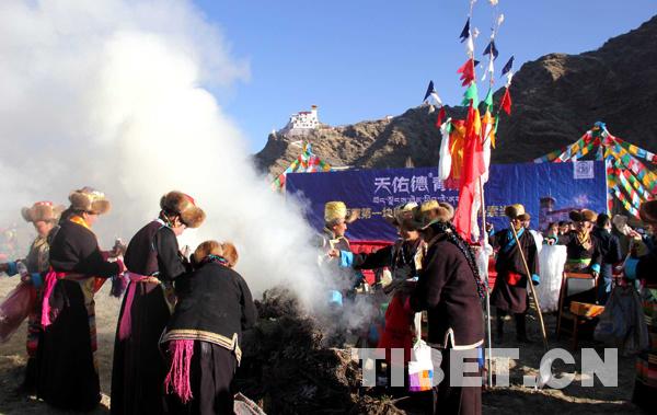 雍布拉康山腳下“鐵?！遍_啟春耕“第一犁”