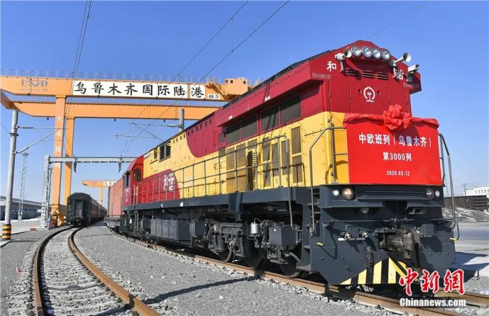 2020年3月12日,中歐班列烏魯木齊集結(jié)中心開行第3000列中歐班列。班列滿載貨物,由新疆霍爾果斯口岸站出境,前往烏茲別克斯坦塔什干。<a target='_blank' href='/'>中新社</a>記者 劉新 攝 點擊進入下一頁