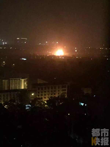 記者趕到現(xiàn)場(chǎng)后,看到現(xiàn)場(chǎng)濃煙有近百米高,由于現(xiàn)場(chǎng)火勢(shì)非常大,據(jù)記者目測(cè),先后有四五十輛消防車前來(lái)增援。經(jīng)過(guò)消防人員全力撲救,大概凌晨三點(diǎn)左右,明火完全被撲滅,目前,消防人員還在處理現(xiàn)場(chǎng)余火。