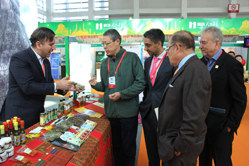 墨西哥參展商代表斯蒂文向采購(gòu)商推介當(dāng)?shù)靥厣Q蛉馀胝{(diào)用品