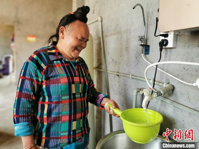 圖為貴州村民家中裝上自來水。(貴州省水利廳供圖) 劉鵬 攝 圖為貴州村民家中裝上自來水。(貴州省水利廳供圖) 劉鵬 攝