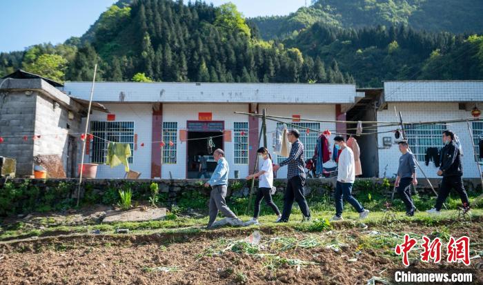 地震局調(diào)查人員深入震區(qū)各鄉(xiāng)村走訪調(diào)查房屋受損等情況?！⒅铱?攝