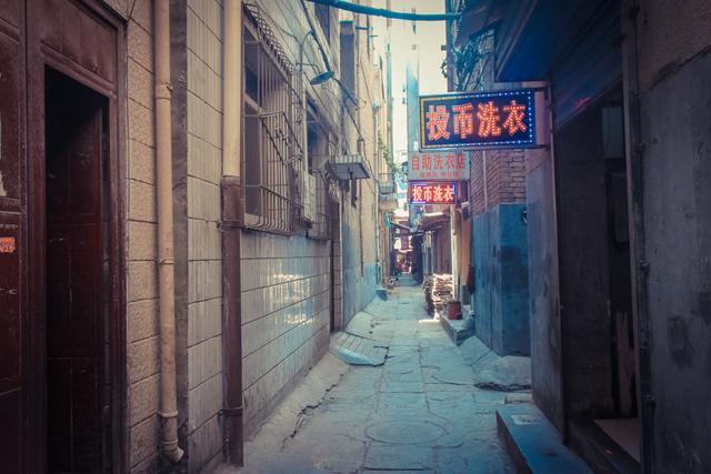 城市里的鄉(xiāng)村，西安西八里村紀實，小巷中這條標語，有些念不出口