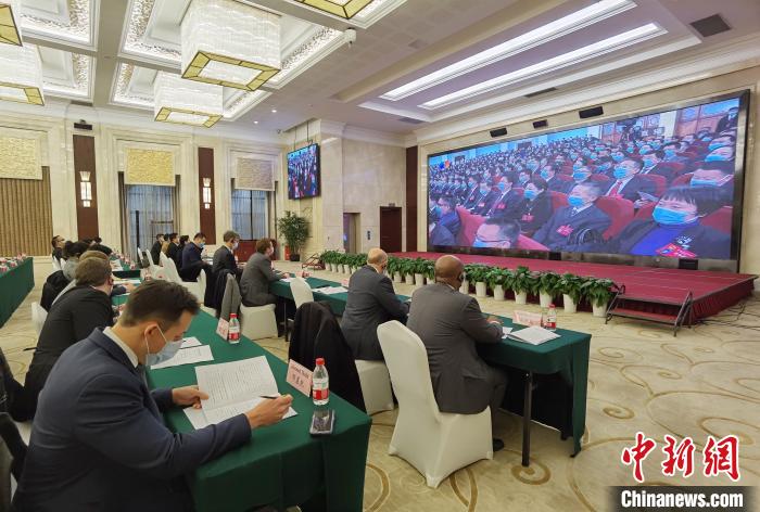 外國駐渝領(lǐng)事官員看重慶“兩會”：見證發(fā)展尋覓機會