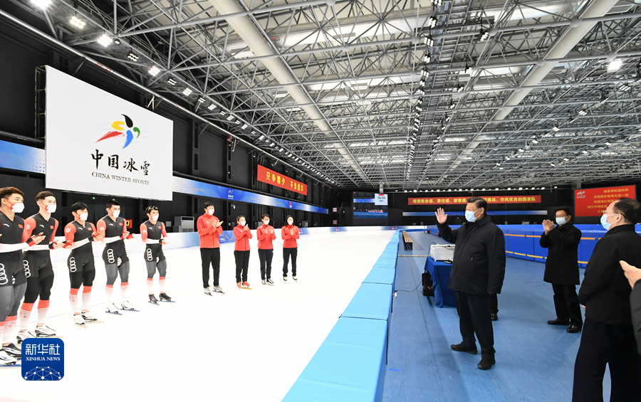 2022年1月4日，中共中央總書(shū)記、國(guó)家主席、中央軍委主席習(xí)近平在北京考察2022年冬奧會(huì)、冬殘奧會(huì)籌辦備賽工作。這是4日下午，習(xí)近平在二七廠(chǎng)冰雪項(xiàng)目訓(xùn)練基地速滑館，向參訓(xùn)運(yùn)動(dòng)員、教練員表示慰問(wèn)。新華社記者 謝環(huán)馳 攝