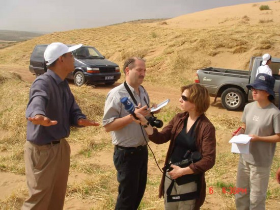 在治沙現(xiàn)場給外國記者講解_副本.jpg