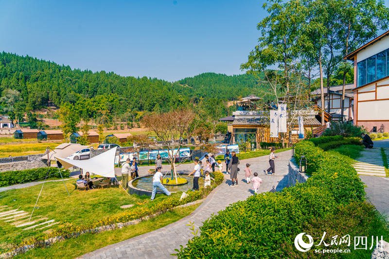 鳳凰村半隱山舍民宿，市民在這里打卡游玩。岳冰松攝