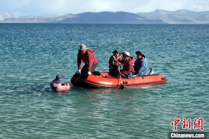 科考隊(duì)員乘充氣快艇考察扎日南木錯(cuò)歸來?!?a target='_blank' >中新社</a>記者 孫自法 攝 科考隊(duì)員乘充氣快艇考察扎日南木錯(cuò)歸來?!?a target='_blank' >中新社</a>記者 孫自法 攝