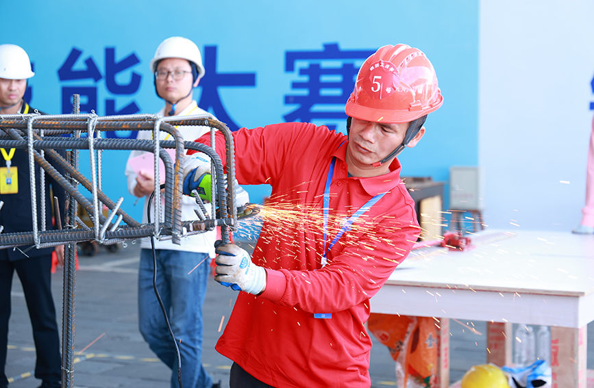 鋼筋工賽項(xiàng)比賽現(xiàn)場(chǎng)。主辦方供圖 鋼筋工賽項(xiàng)比賽現(xiàn)場(chǎng)。主辦方供圖