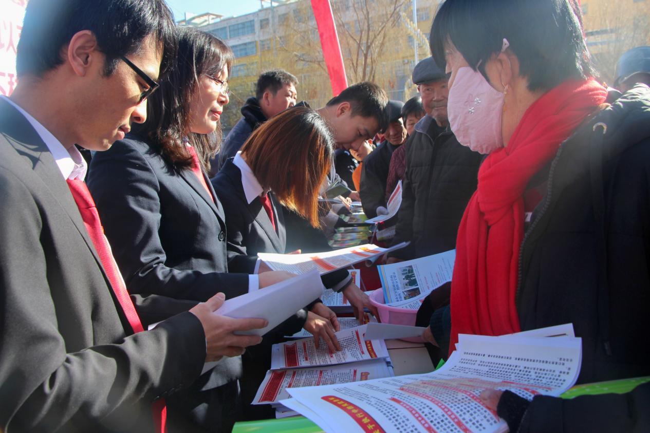 橫山法院開展“公正司法 優(yōu)化營商環(huán)境”宣傳活動