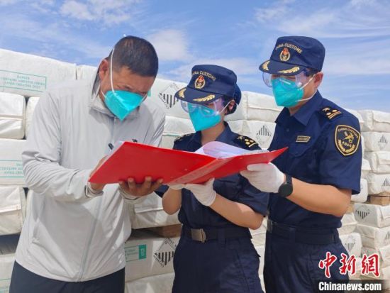 圖為蘭州海關(guān)所屬敦煌機(jī)場(chǎng)海關(guān)關(guān)員對(duì)出口溫石棉開展包裝查驗(yàn)。王博雅 攝 圖為蘭州海關(guān)所屬敦煌機(jī)場(chǎng)海關(guān)關(guān)員對(duì)出口溫石棉開展包裝查驗(yàn)。王博雅 攝
