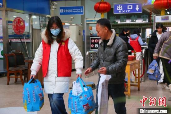 資料圖為2025年春運(yùn)期間,青年志愿者在青海省西寧市的客運(yùn)站幫助旅客提取行李?!∏嗪J〗煌ㄟ\(yùn)輸廳供圖 資料圖為2025年春運(yùn)期間,青年志愿者在青海省西寧市的客運(yùn)站幫助旅客提取行李?!∏嗪J〗煌ㄟ\(yùn)輸廳供圖