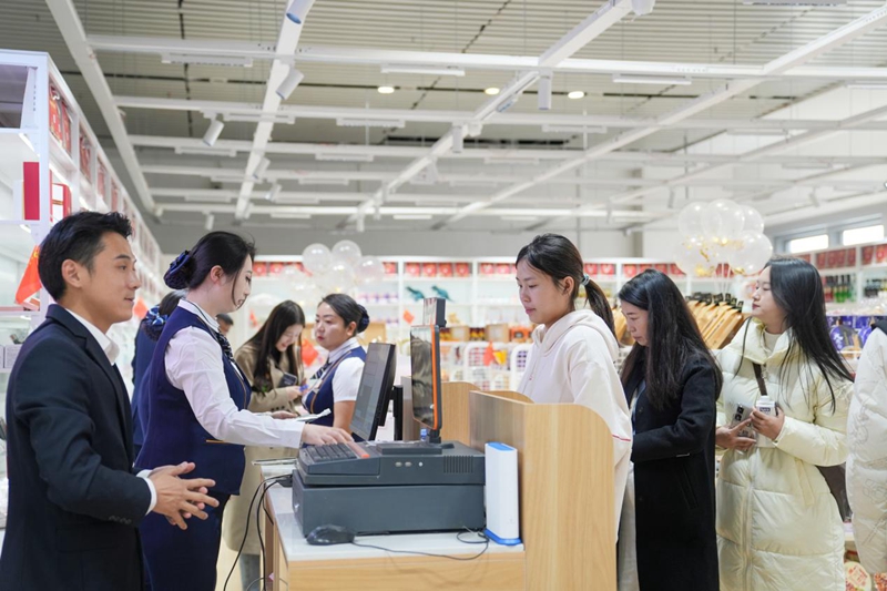 中歐班列進口商品(保稅)店內(nèi),旅客排隊購買商品。陳喆攝