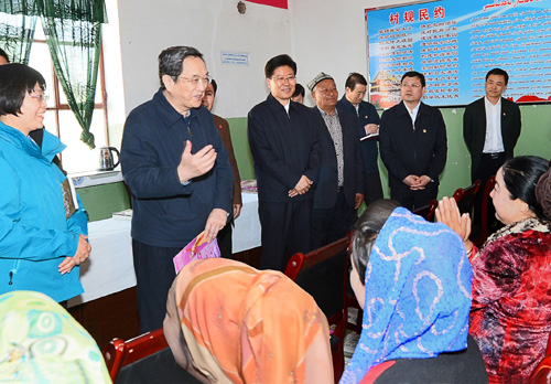 3月26日,俞正聲在喀什市乃則爾巴格鎮(zhèn)的婦女培訓(xùn)班上,了解當(dāng)?shù)丶寄芘嘤?xùn)和勞動(dòng)就業(yè)情況。