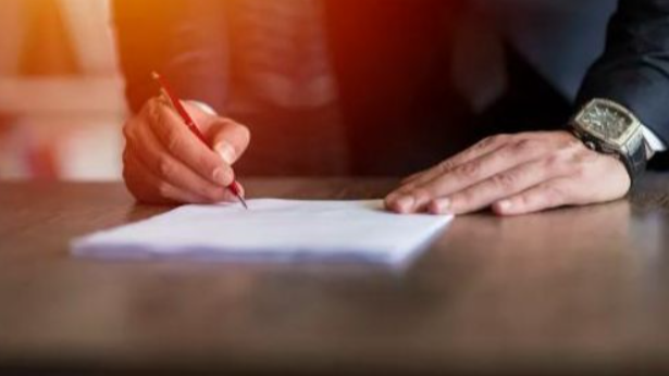 政能亮丨重大行政決策終身責(zé)任制：打開從紙面到地面的“玻璃門”