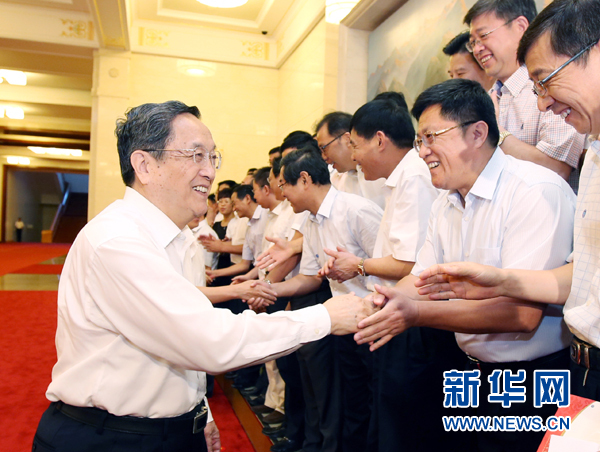 會前,俞正聲、張高麗接見援藏干部代表,向參加對口支援西藏工作的各地區(qū)各部門各單位和廣大援藏干部表示誠摯問候。新華社記者 姚大偉 攝 會前,俞正聲、張高麗接見援藏干部代表,向參加對口支援西藏工作的各地區(qū)各部門各單位和廣大援藏干部表示誠摯問候。新華社記者 姚大偉 攝