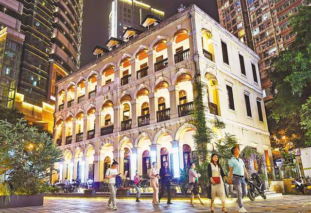 5月23日，渝中區(qū)五四路，夜色中的中英聯(lián)絡(luò)處舊址與周圍的建筑風(fēng)格形成鮮明對(duì)比。