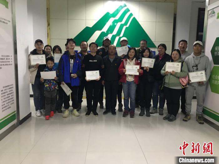 圖為首批訪客合影留念?，敹嗫h委宣傳部供圖