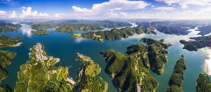 航拍整治后的興義萬峰湖。 張?chǎng)獢z