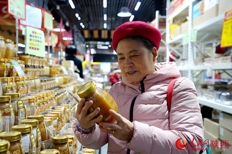 西安市民挑選進口食品。人民網(wǎng)記者 賈凱璐攝