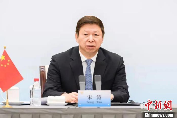 中共中央對外聯(lián)絡(luò)部部長宋濤出席并作主旨講話?！≈新?lián)部 供圖