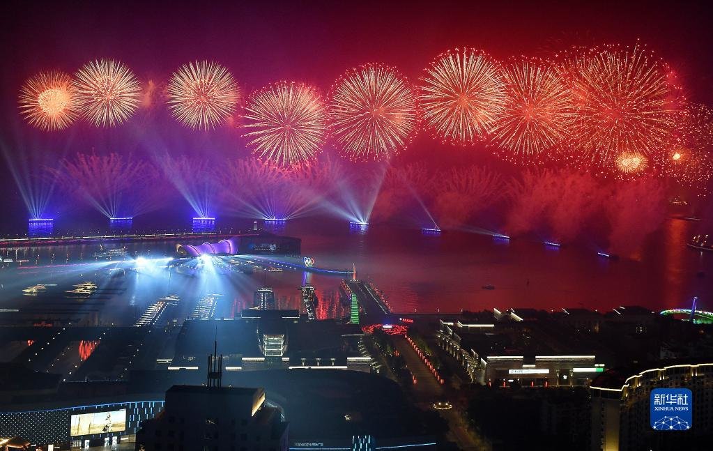 這是在青島舉行的《有朋自遠方來》燈光焰火藝術(shù)表演（2018年6月9日晚攝）。2018年6月9日至10日，上海合作組織成員國元首理事會第十八次會議在青島召開。新華社記者 李紫恒 攝