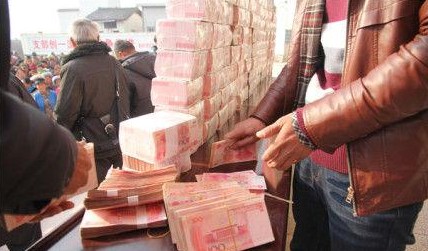 涼山州冕寧縣建設(shè)村給340戶村民分紅，最多的村民領(lǐng)到了30萬