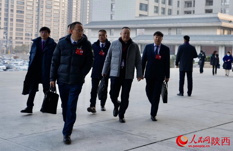 代表委員們步入會場。人民網(wǎng) 吳德鋒攝