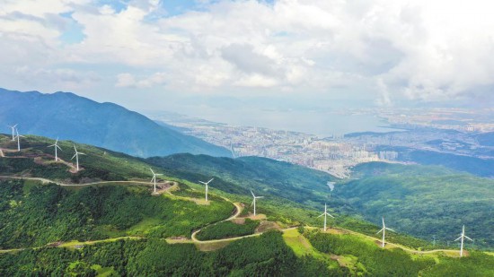 大理者磨山風(fēng)力發(fā)電 本報(bào)記者 陳飛 攝 大理者磨山風(fēng)力發(fā)電 本報(bào)記者 陳飛 攝