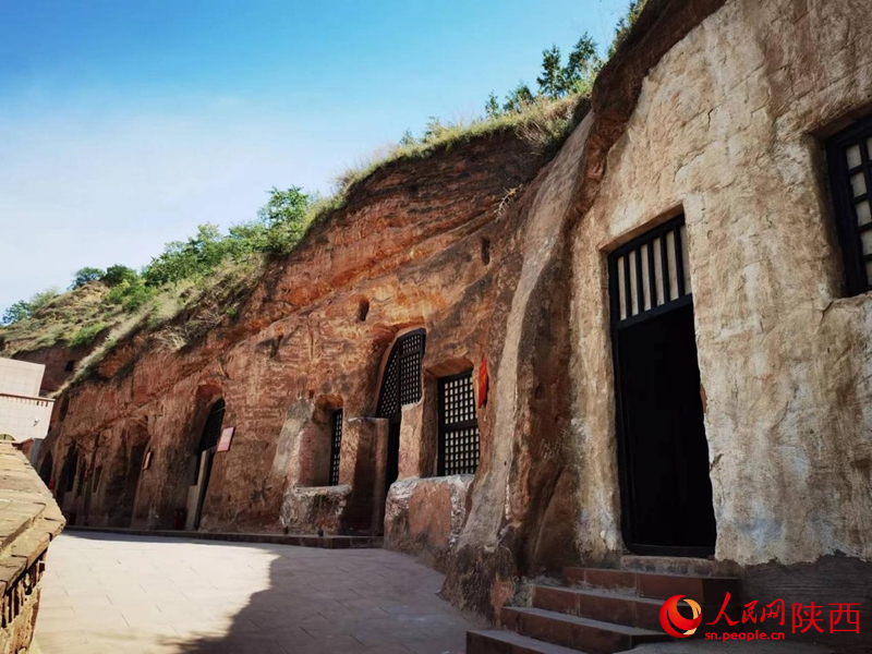 依山而鑿的一排窯洞質(zhì)樸滄桑。人民網(wǎng)記者 魯揚(yáng)攝