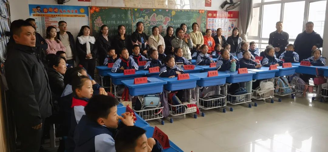 五小學(xué)生展示照片11.jpg 圖片