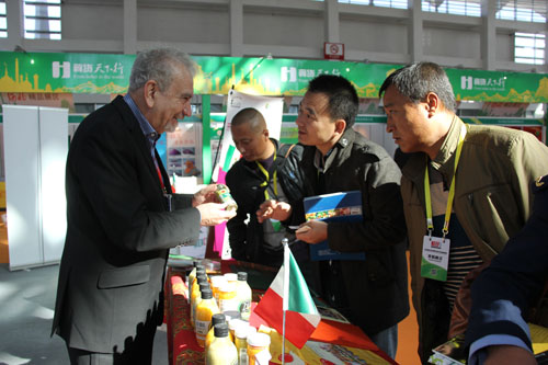 墨西哥參展商代表阿尼拔正在推介當(dāng)?shù)靥厣Q蛉馀胝{(diào)用品