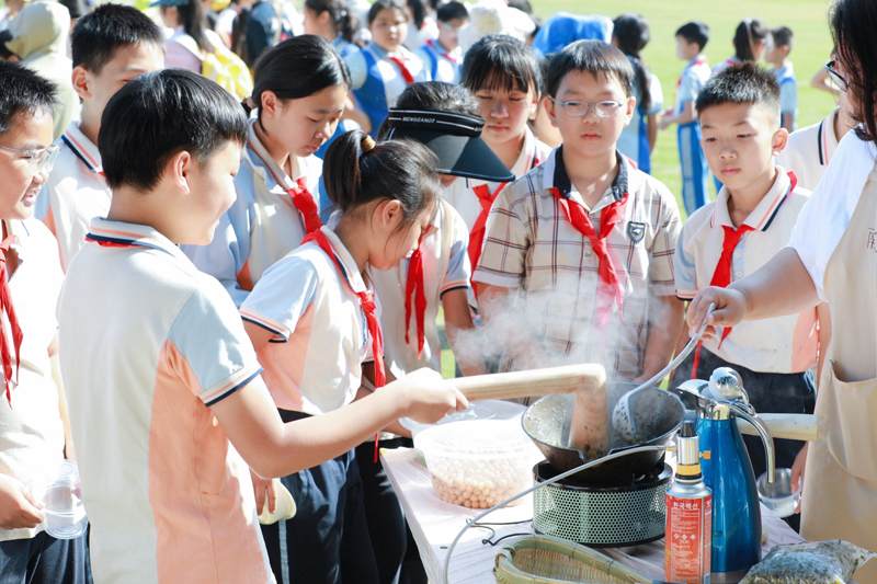南寧市華西路小學(xué)開展秋季研學(xué)實踐活動,高年級學(xué)生體驗打油茶等非遺項目。南寧市華西路小學(xué)供圖