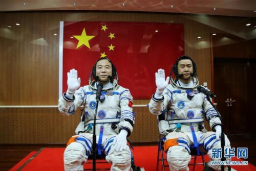 10月17日，神舟十一號航天員出征儀式在酒泉衛(wèi)星發(fā)射中心舉行。這是航天員景海鵬(左)、陳冬在出征前揮手。 新華社記者李剛攝 圖片來源：新華網(wǎng)
