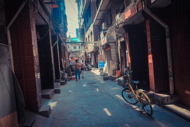 城市里的鄉(xiāng)村，西安西八里村紀實，小巷中這條標語，有些念不出口