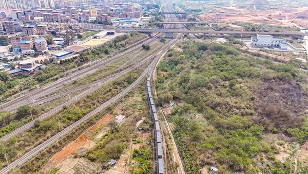 首趟南寧至粵港澳大灣區(qū)鐵路貨運班列從南寧國際鐵路港發(fā)車。黃澤威攝