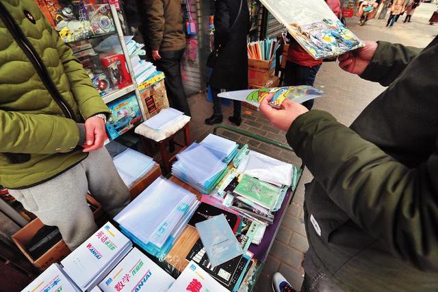 開學(xué)塑料書皮熱銷 三無書皮含塑化劑影響健康