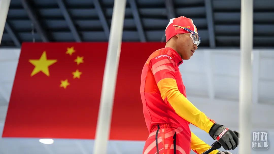 越野滑雪隊運(yùn)動員登上六自由度訓(xùn)練測試臺。這項訓(xùn)練能提供賽道起伏等空間模擬，讓運(yùn)動員的體感更加真實。（總臺國廣記者李晉拍攝）