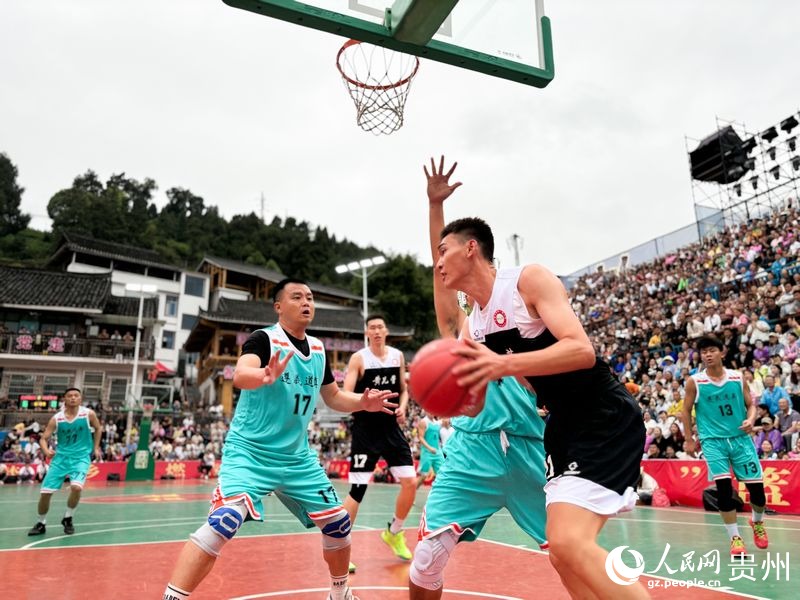 3-2貴州道真隊(duì)與河北寧晉隊(duì)在現(xiàn)場(chǎng)進(jìn)行激烈角逐。人民網(wǎng)記者 高華攝