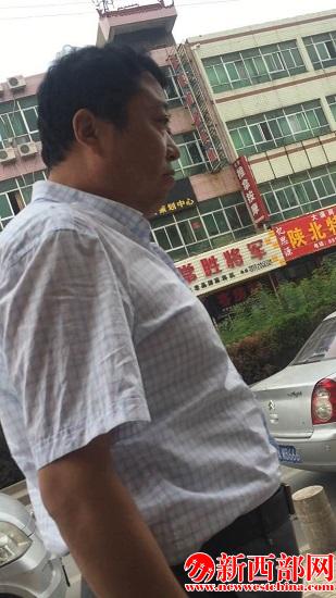 圖為記??在大街上追訪羅樹成局??jpg